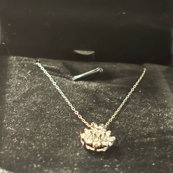 Elegant White gold Diamond flower pendant and 10kt white gold Necklace - Picture 4 of 6